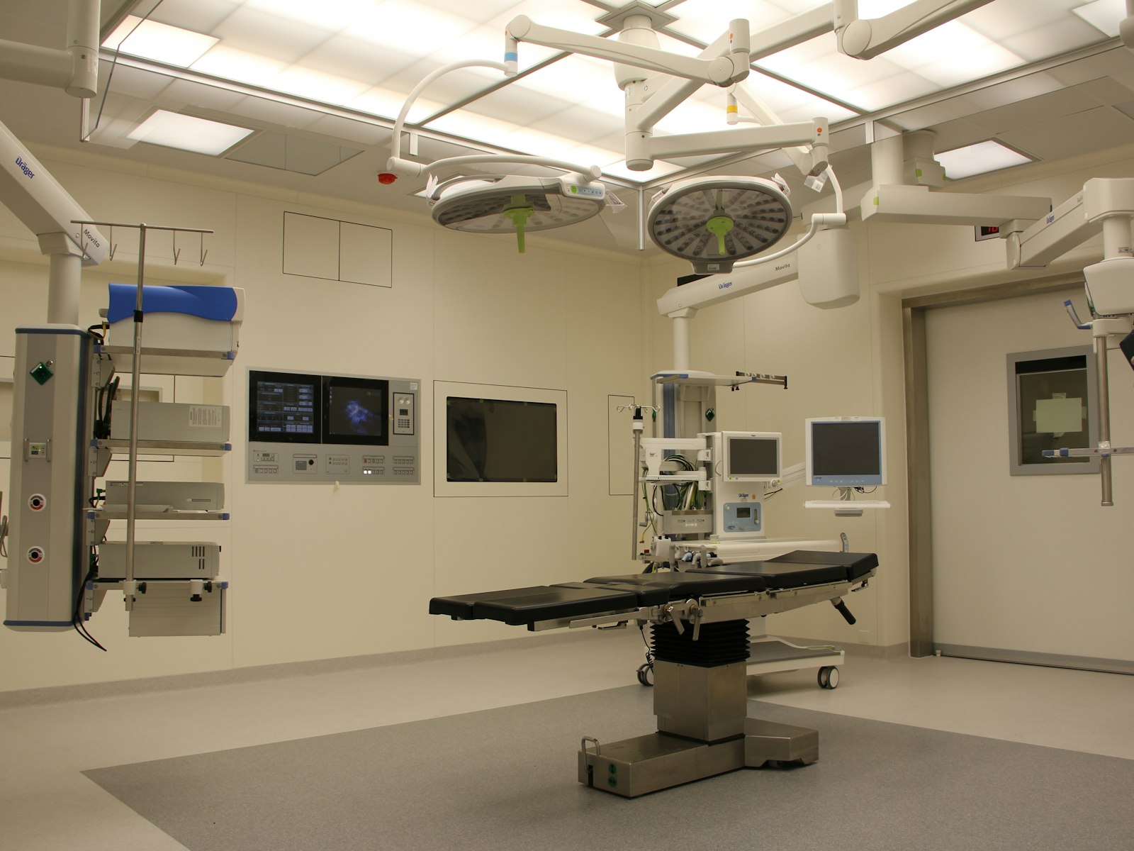 Clean, technology-equipped hospital operating room